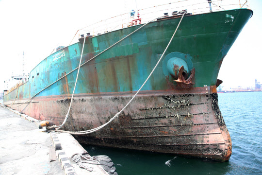 억류된 토고 국적 선박      (포항=연합뉴스) 손대성 기자 = 16일 경북 포항 남구에 있는 포항신항만에 북한산 석탄 반입 의혹을 받고 있는 토고 국적 선박 'DN5505'호가 정박해 있다. 미국의소리(VOA)방송은 한국 정부가 올해 2월 러시아 나홋카항에서 석탄 3천217t을 싣고 포항항에 들어온 DN5505호를 억류해 조사 중이라고 보도했다. 2019.7.16      sds123@yna.co.kr  (끝)